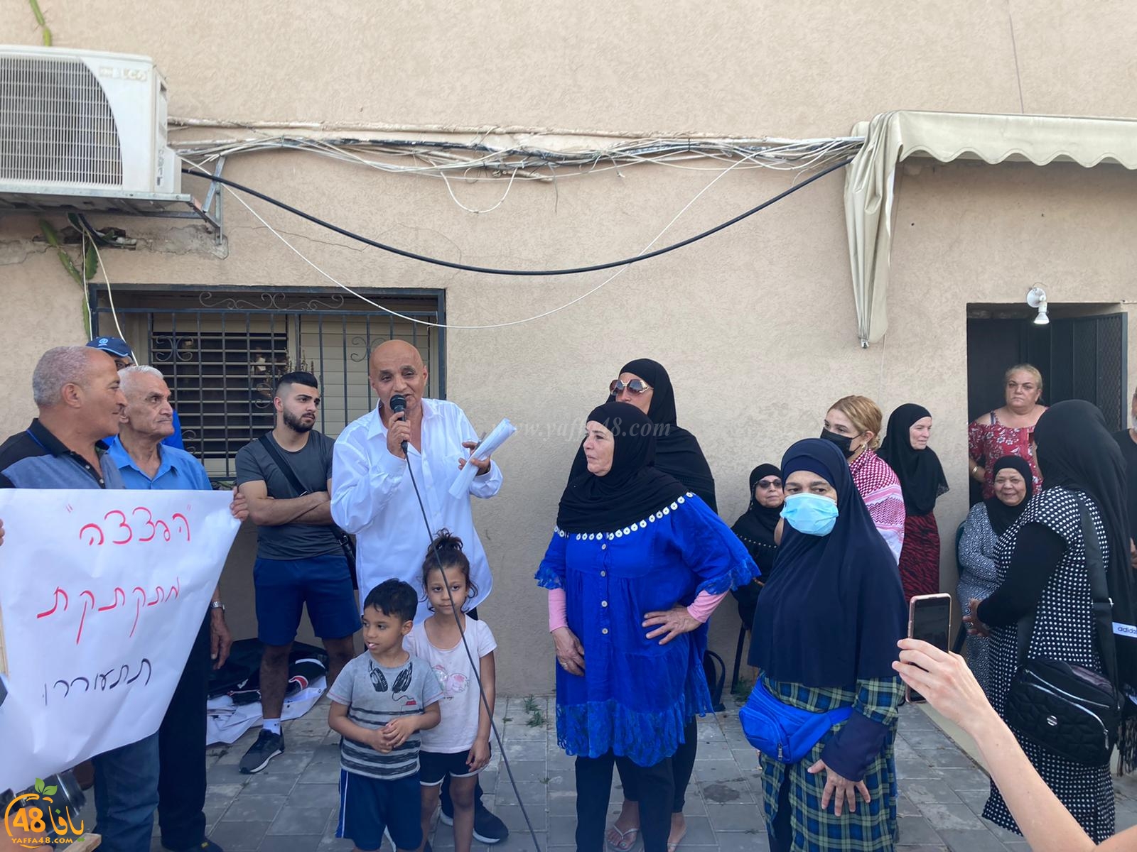 فيديو: وقفة تضامنية أمام منزل السيدة روضة أبو خاطر المهدد بالاخلاء بيافا 